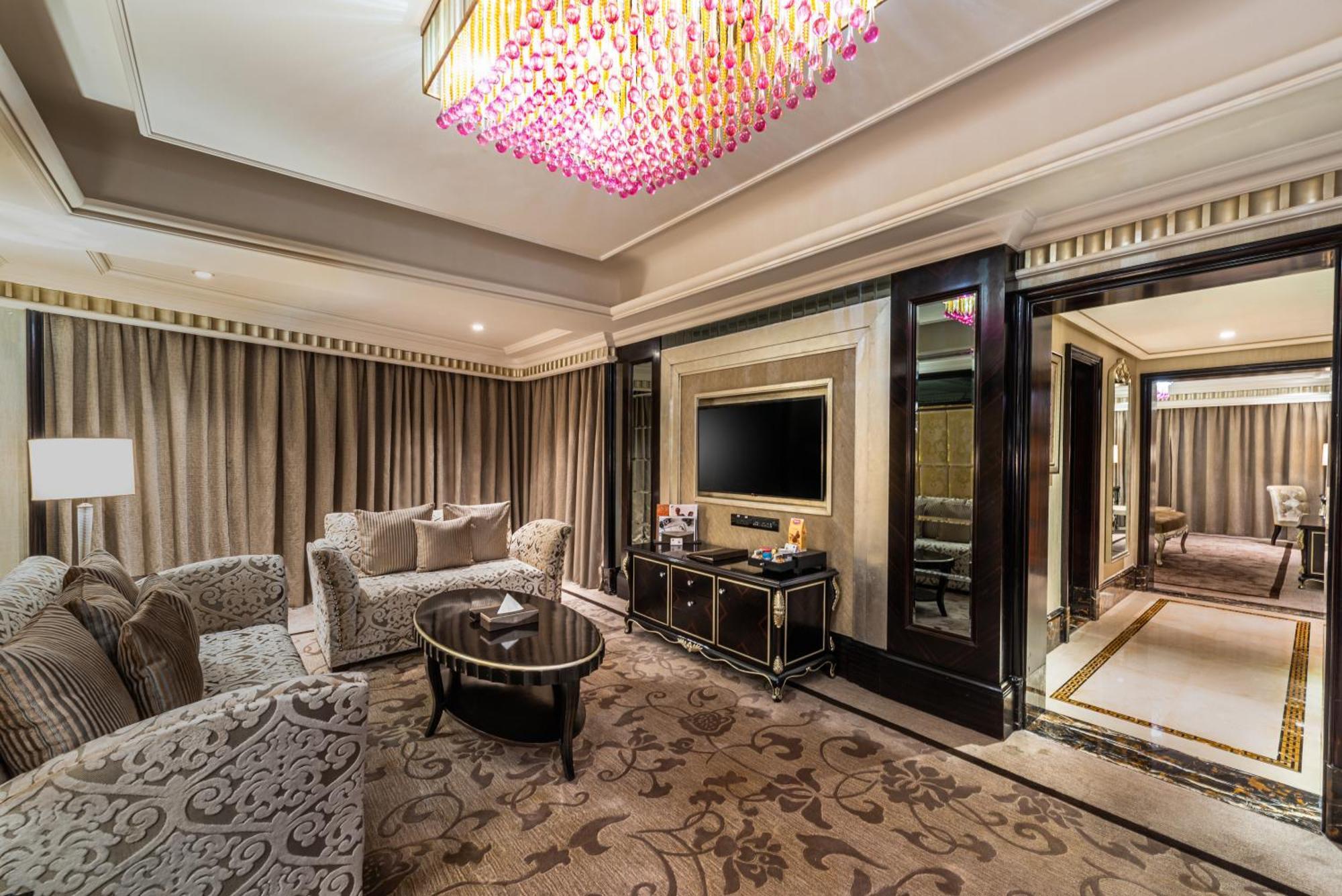Narcissus Riyadh Hotel & Spa Luaran gambar The living room of a suite at The St. Regis Mumbai