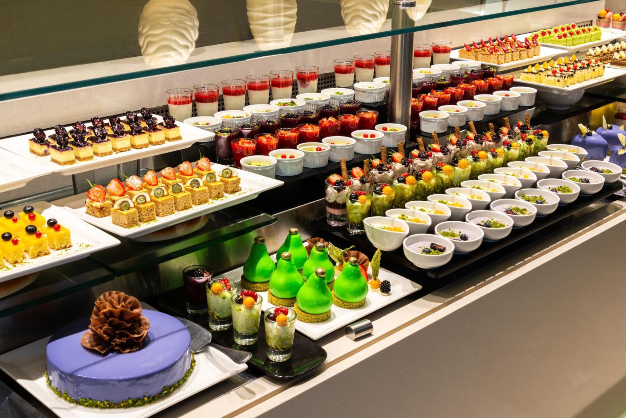 Narcissus Riyadh Hotel & Spa Luaran gambar A dessert buffet
