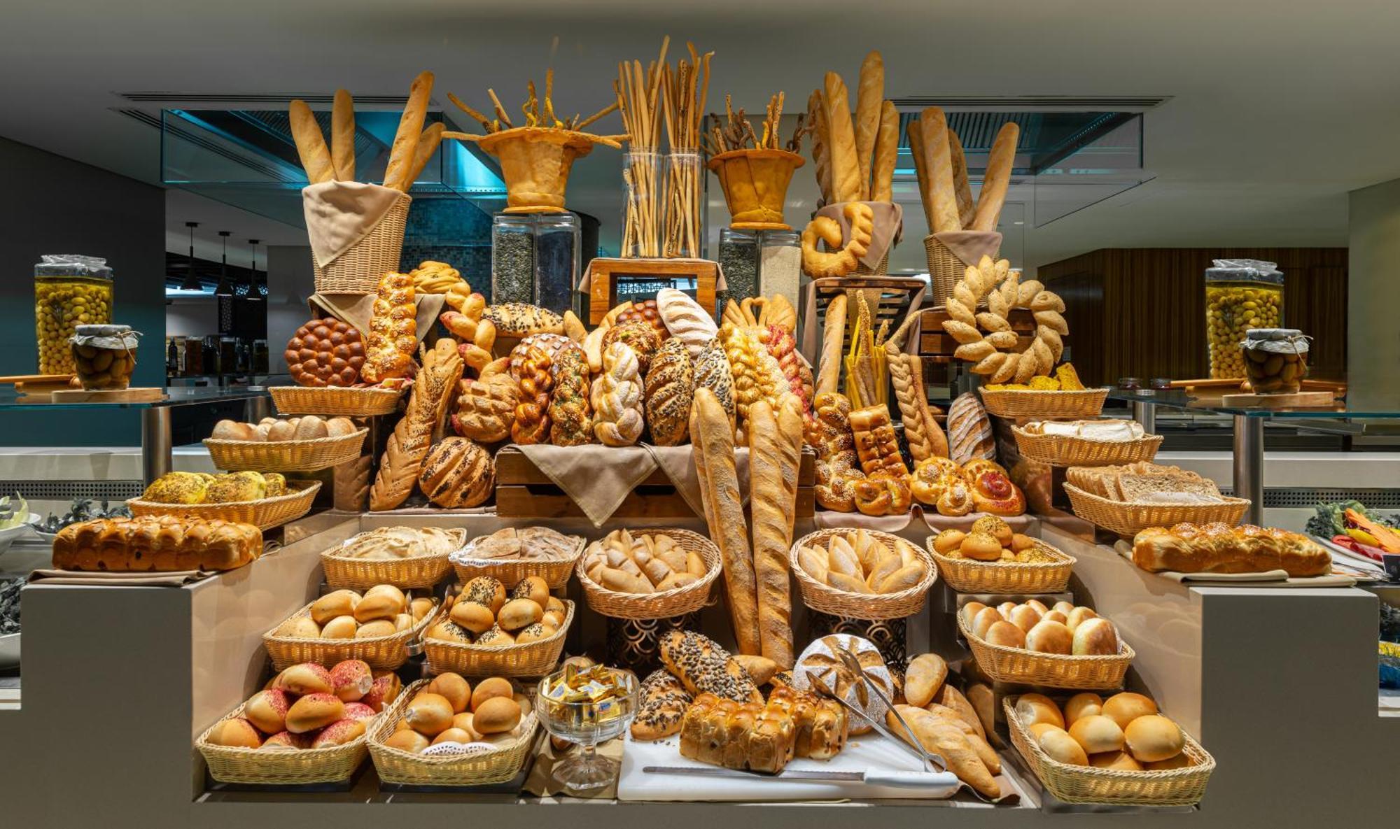 Narcissus Riyadh Hotel & Spa Luaran gambar Bread display at a hotel